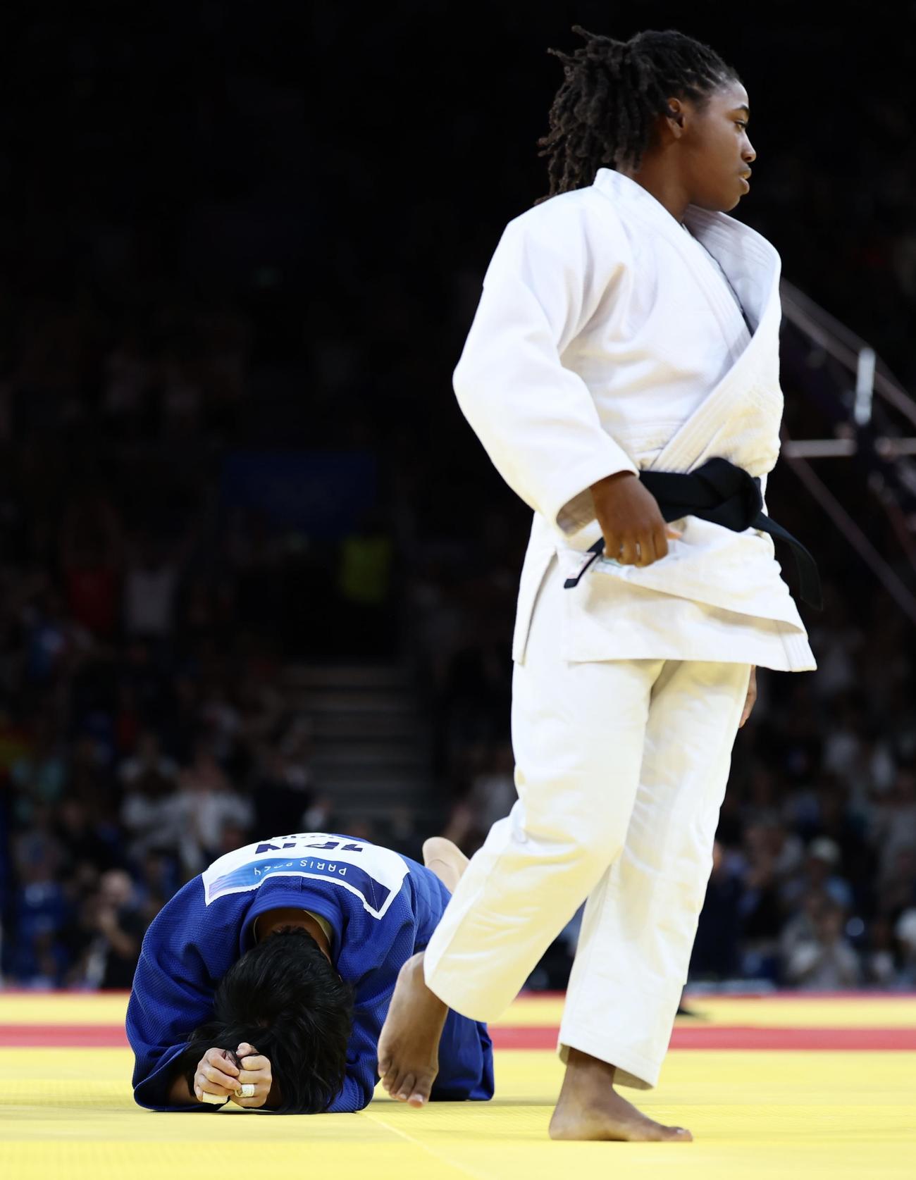 女子57キロ級準々決勝　一本で敗れ、畳にうずくまる舟久保（撮影・河田真司）