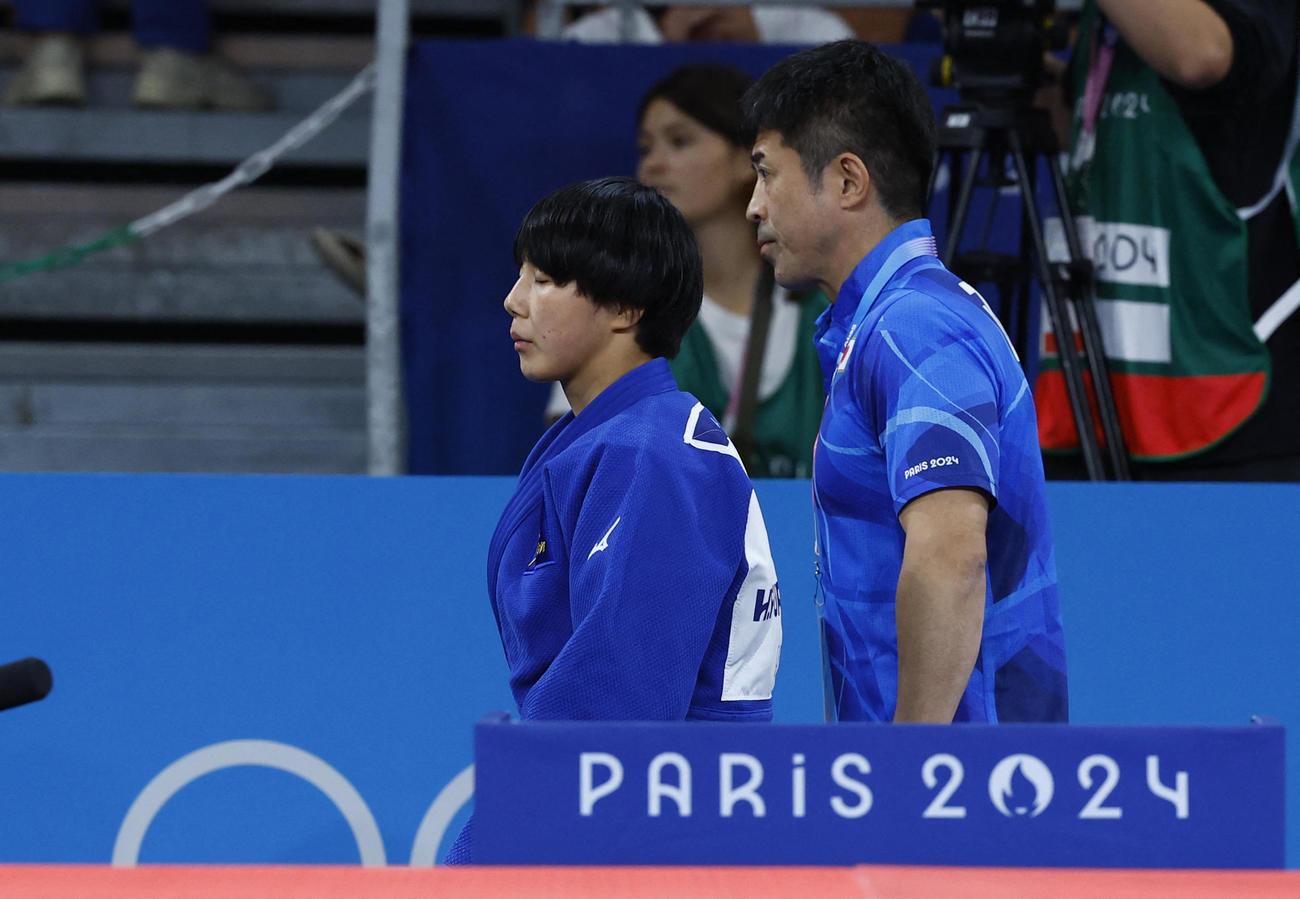 女子57キロ級準々決勝　一本負けを喫し引き揚げる舟久保（右）（ロイター）