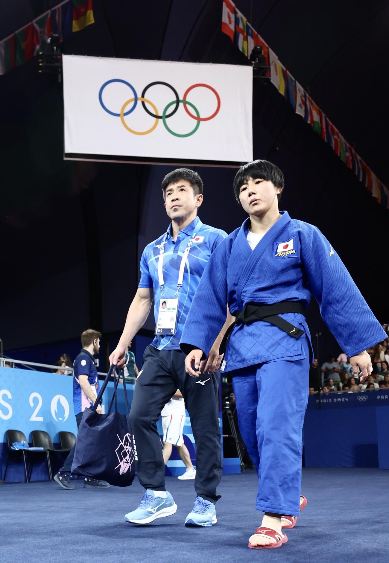 女子57キロ級準々決勝で敗れ移動する舟久保（撮影・河田真司）