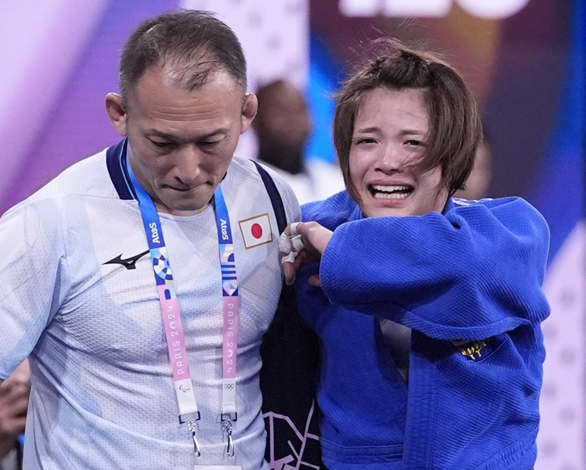 女子52キロ級2回戦　連覇を逃し号泣しながら引き揚げる阿部詩（AP)