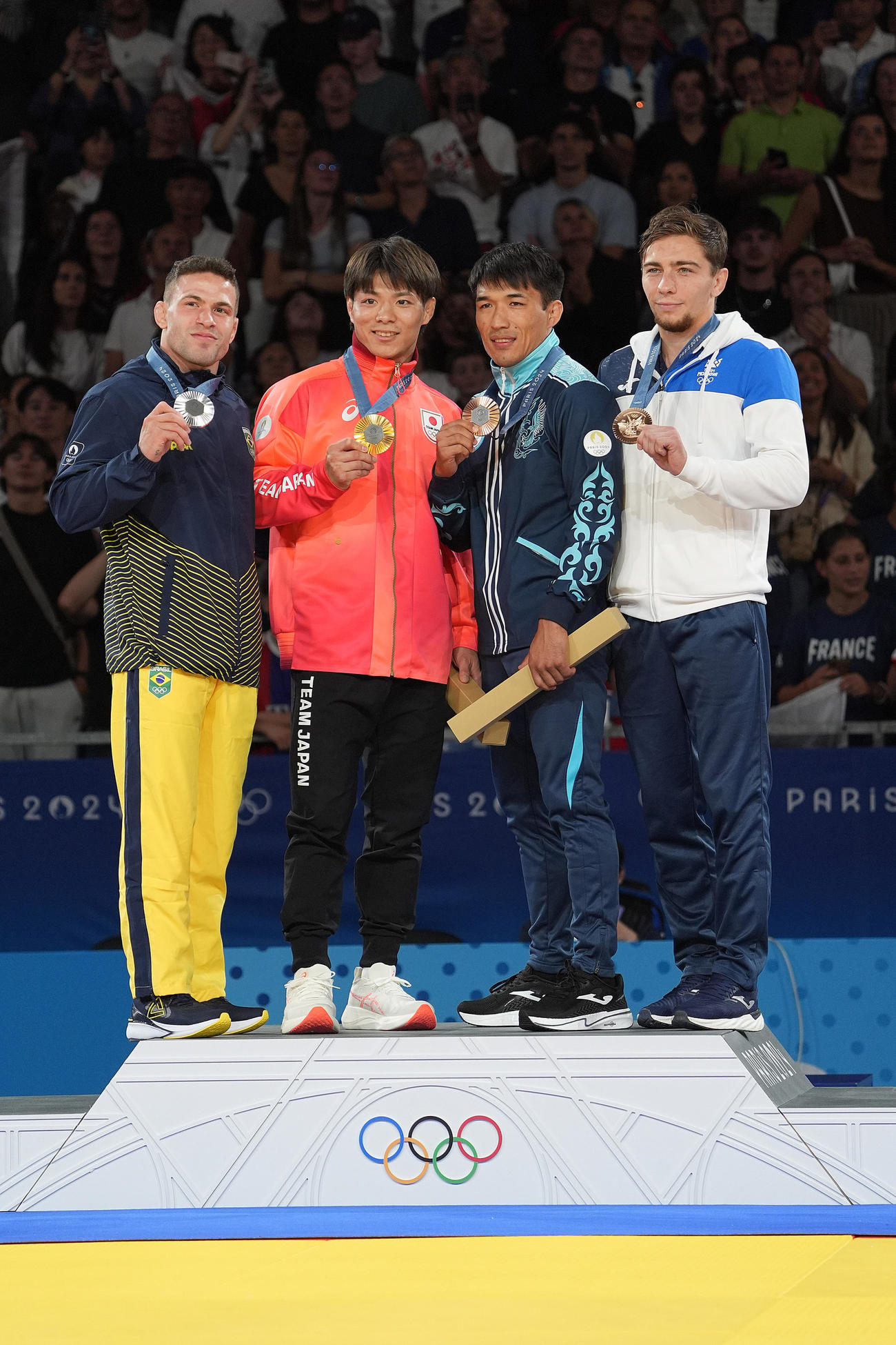 男子柔道66キロ級　2大会連続の金メダルを手にする阿部一二三（左から2人目）。左から銀メダルのビリアン・リマ、1人おいて銅メダルのグスマン・クルギズバエフ、同デニス・ビエル（撮影・パオロ　ヌッチ）