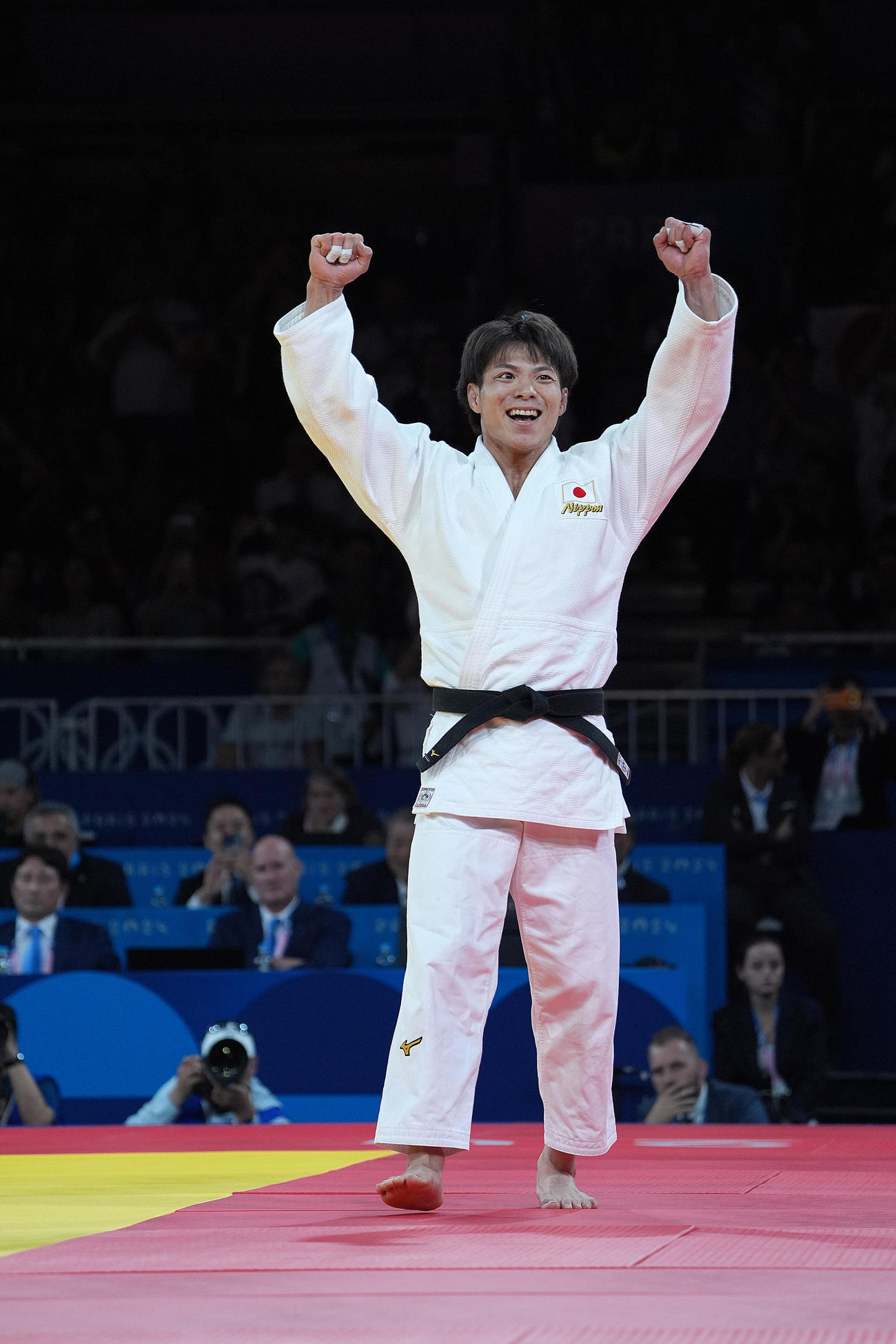 男子66キロ級決勝　リマから合わせ技で一本を奪い五輪連覇を飾りガッツポーズする阿部（撮影・パオロ　ヌッチ）
