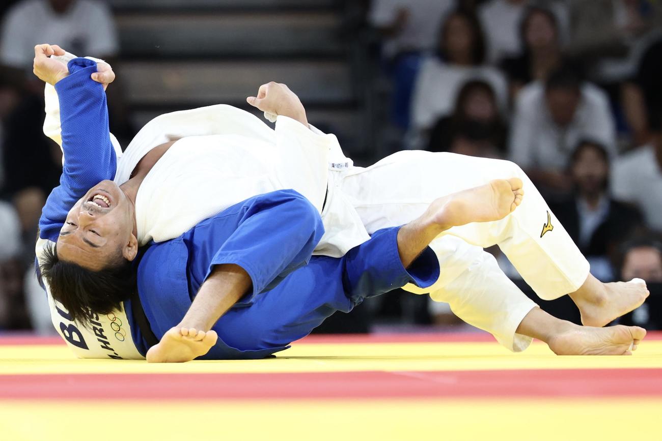 男子73キロ級3回戦、攻める橋本（上）（撮影・河田真司）
