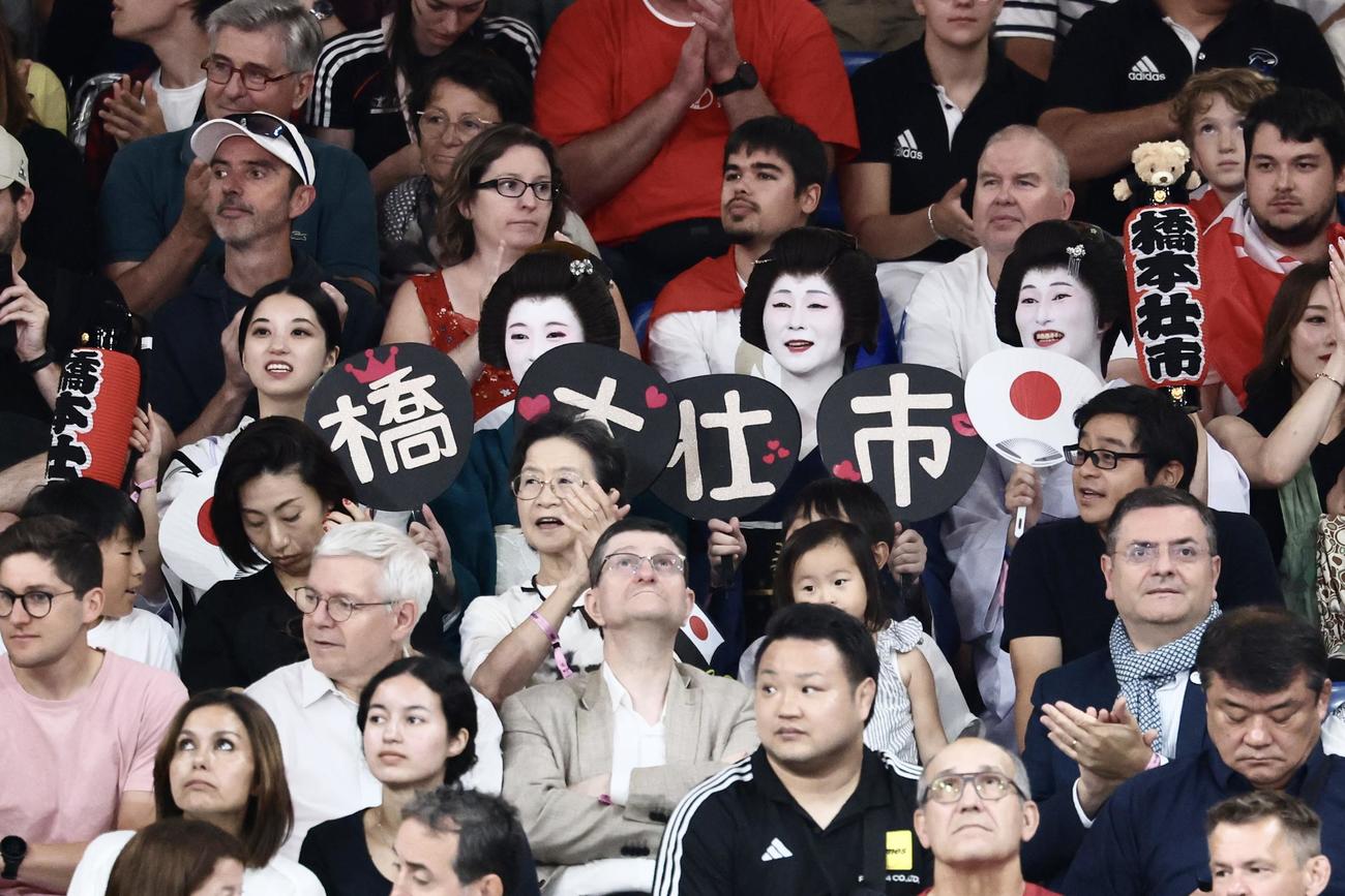 男子73キロ級3回戦、橋本を応援する舞妓姿の観客（撮影・河田真司）