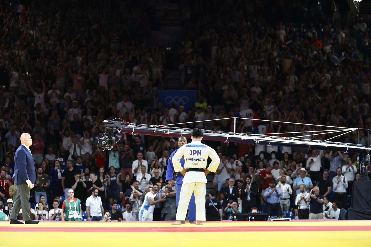 男子73キロ級準々決勝で敗れ敗者復活戦に回る橋本（手前）（撮影・河田真司）