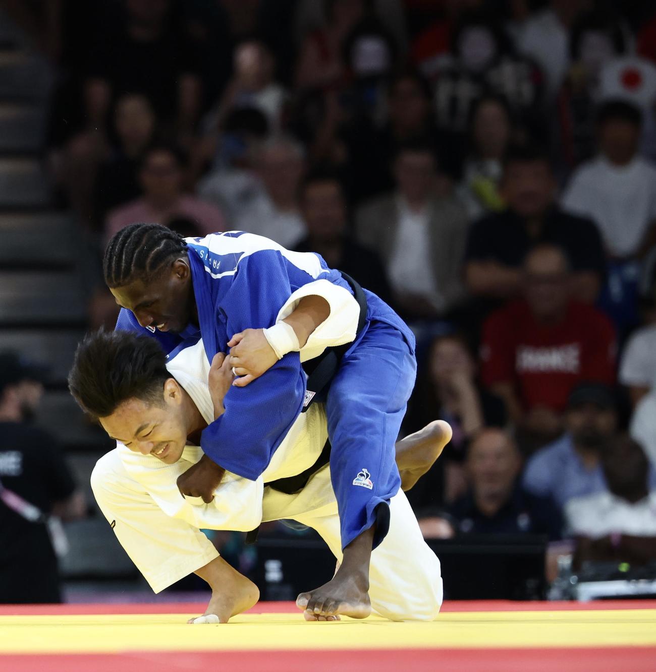男子73キロ級準々決勝　果敢に攻める橋本。上はガバ（撮影・河田真司）