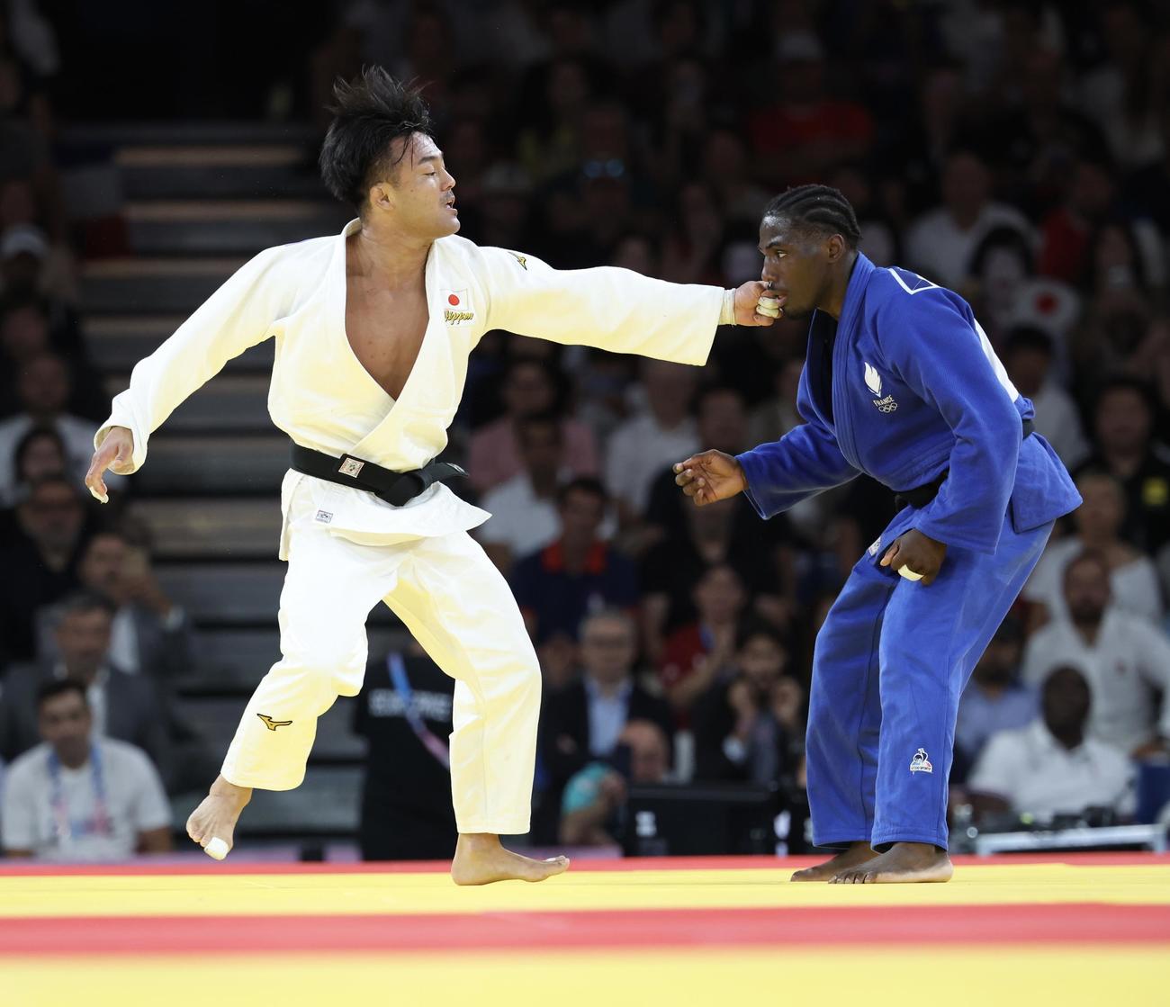 男子73キロ級準々決勝、果攻める橋本（左）（撮影・河田真司）