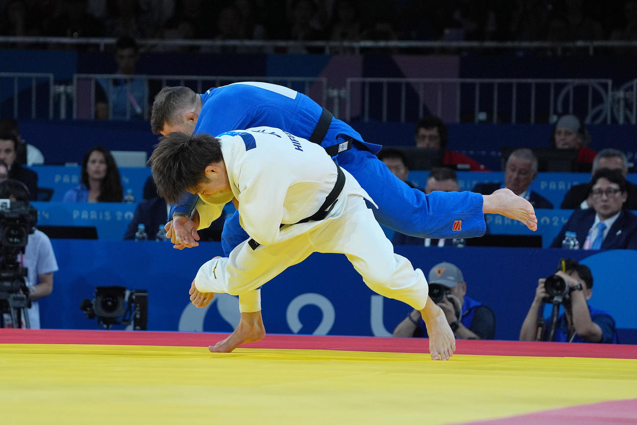 男子66キロ級決勝　袖釣り込み腰で技ありを奪う阿部一二三（撮影・パオロ　ヌッチ）