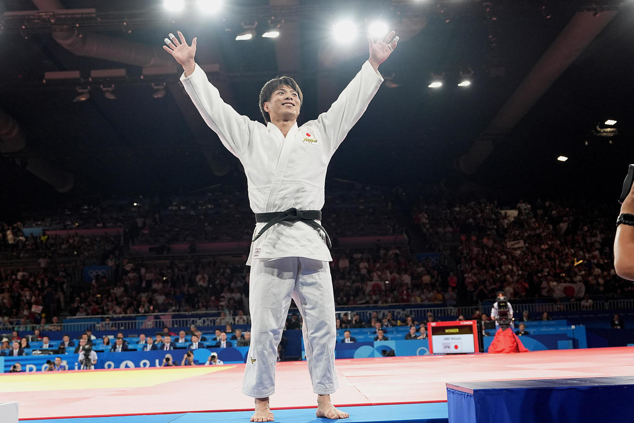 男子66キロ級決勝　五輪連覇を飾り両手を広げ声援に応える阿部一（撮影・パオロ　ヌッチ）