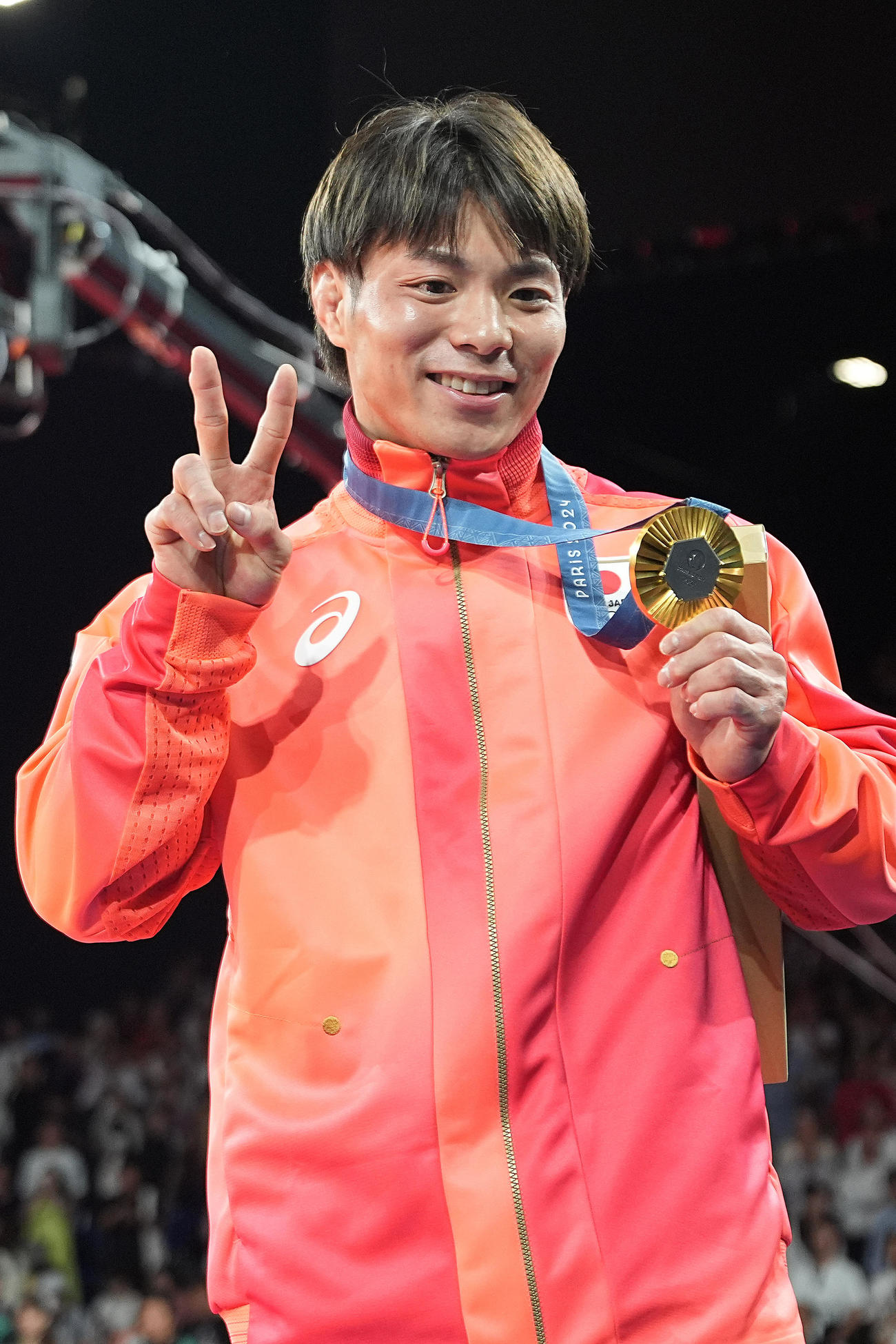 男子66キロ級　2大会連続の金メダルを手にVサインを決める阿部一（撮影・パオロ　ヌッチ）