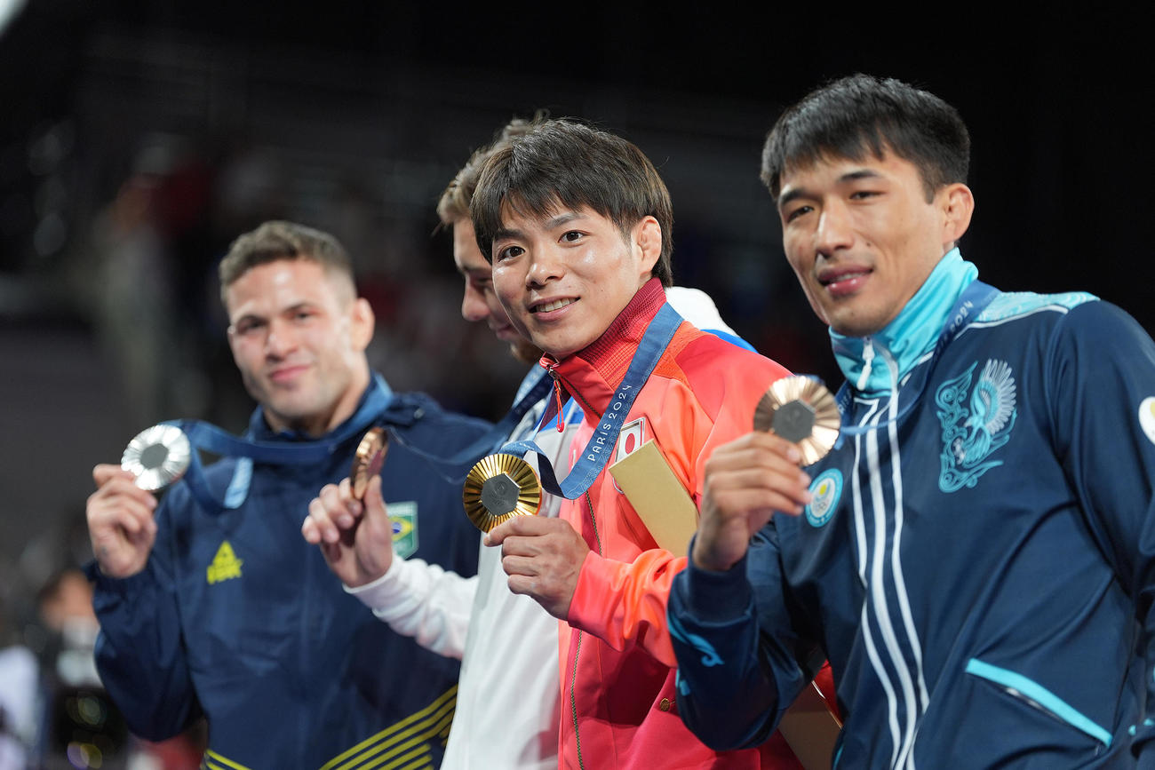 男子柔道66キロ級　2大会連続の金メダルを手にする阿部一（右から2人目）（撮影・パオロ　ヌッチ）