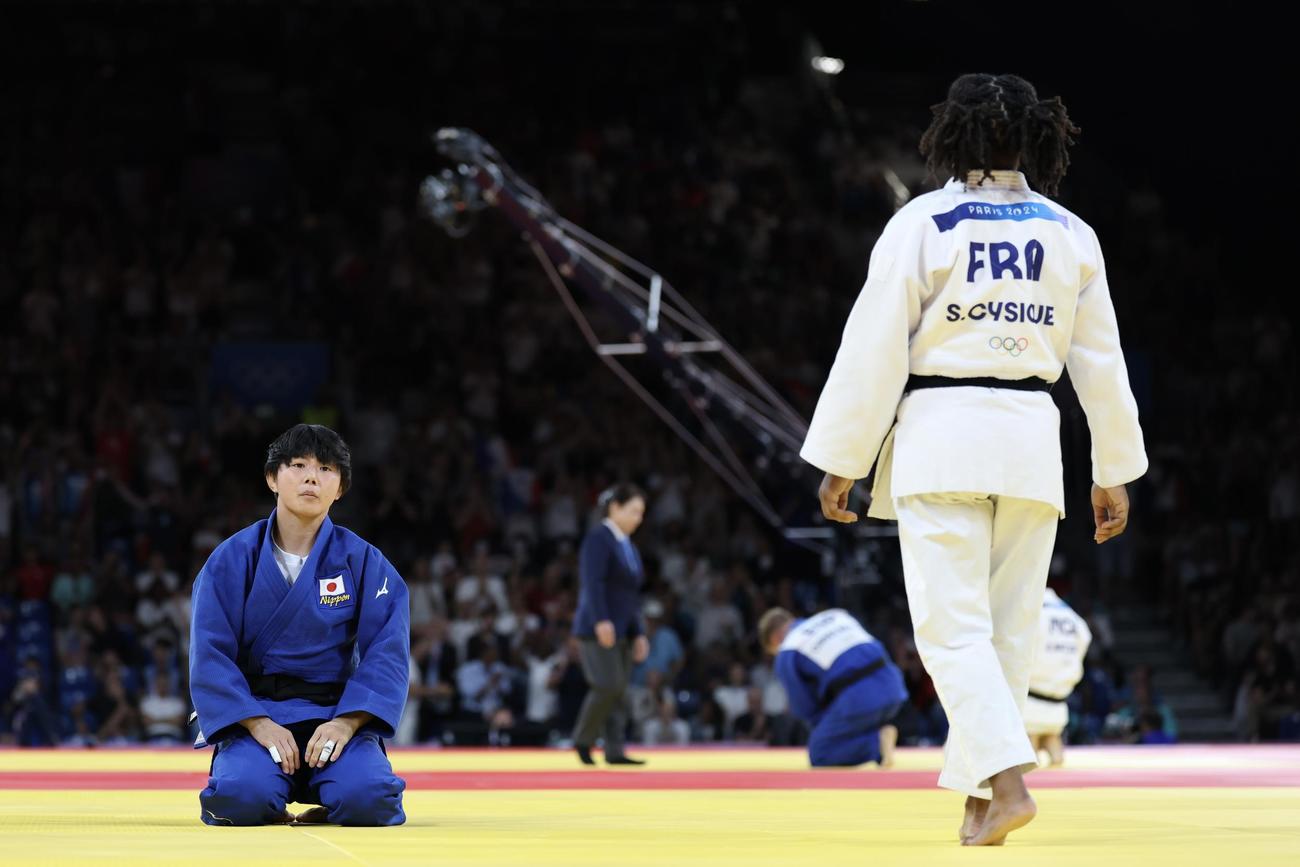 女子57キロ級準々決勝　一本で敗れ、しばらく呆然とする舟久保（撮影・河田真司）