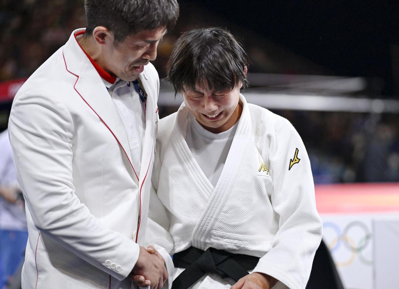 女子57キロ級3位決定戦を制し、感極まる舟久保遥香（右）（共同）