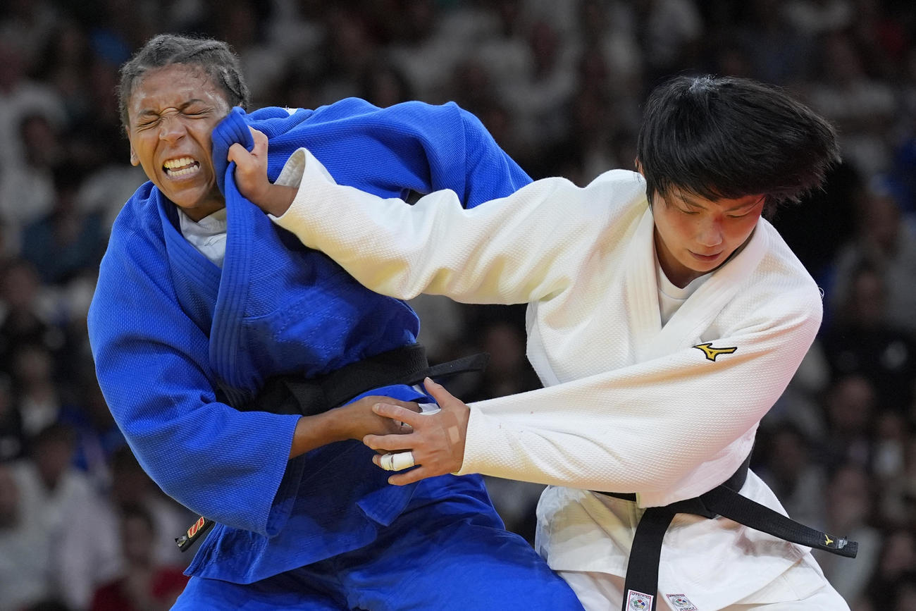 銅メダルを獲得した舟久保遥香（右）はラファエラ・シウバと組み合う（AP）