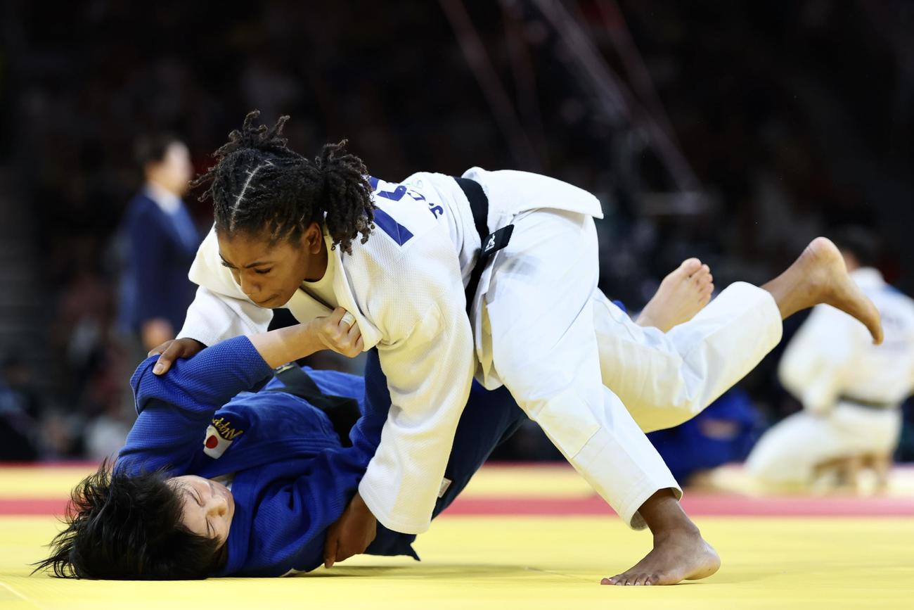 女子57キロ級準々決勝　シシケに出足払いで一本負けする舟久保（撮影・河田真司）