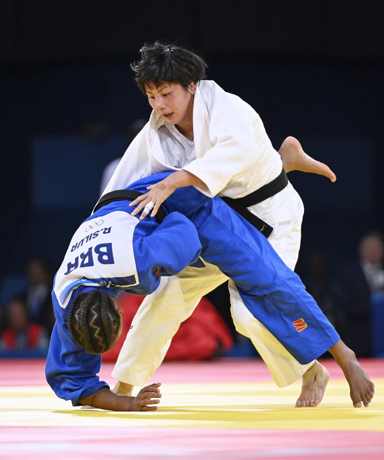 女子57キロ級3位決定戦でブラジル選手（左）を攻める舟久保遥香。銅メダルを獲得した（共同）