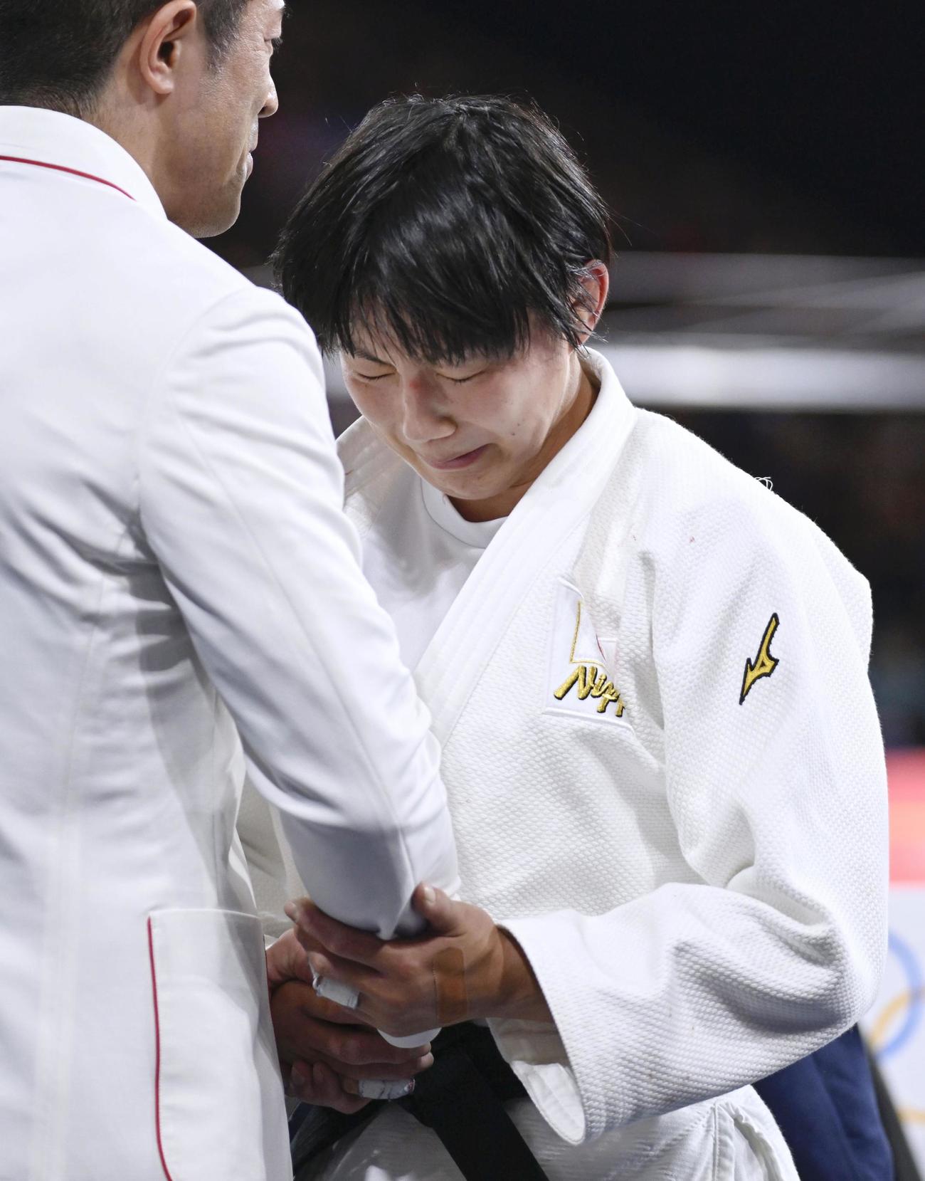 女子57キロ級で銅メダルを獲得し、感極まる舟久保遥香（共同）
