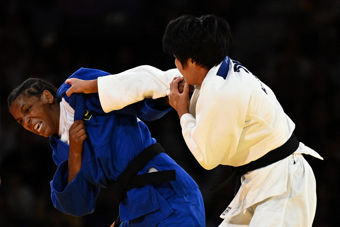 女子57キロ級3位決定戦　銅メダルを獲得した舟久保（右）（ロイター）