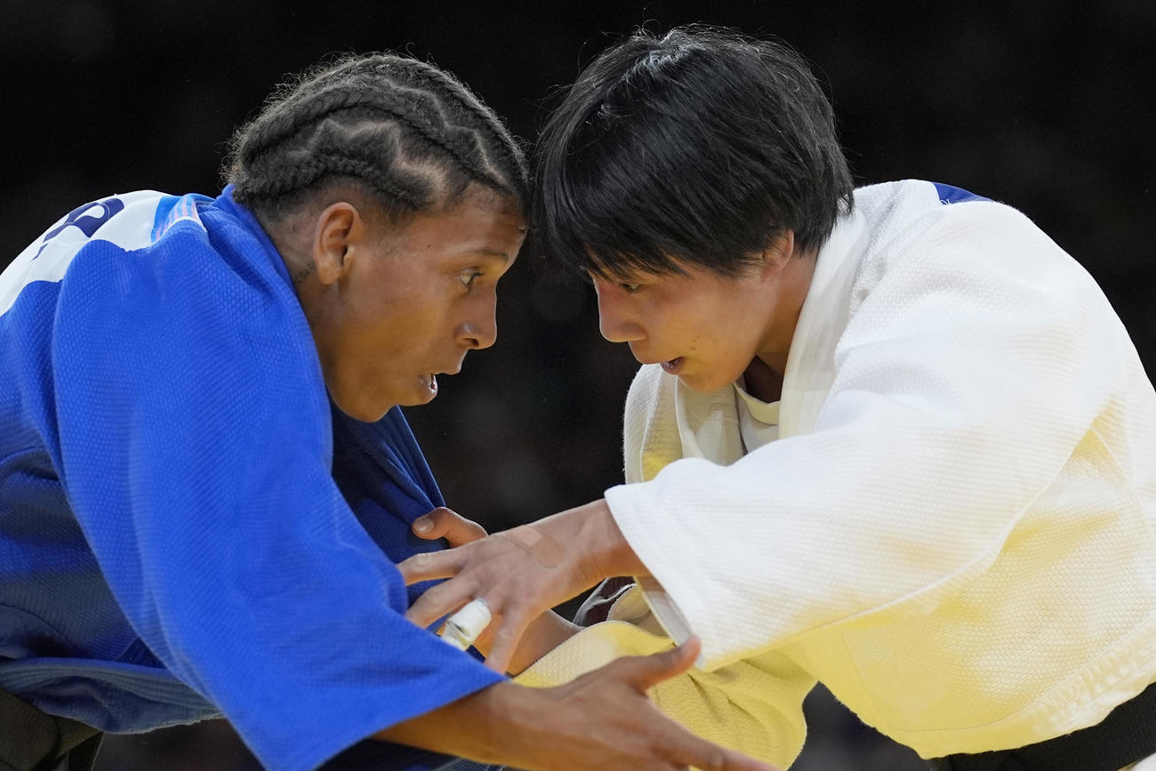 女子57キロ級3位決定戦　銅メダルを獲得した舟久保（右）（AP）