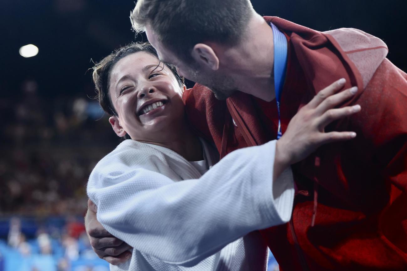 女子57キロ級決勝戦で勝利し金メダルを決め、祝福を受けるカナダ代表の出口（撮影・河田真司）