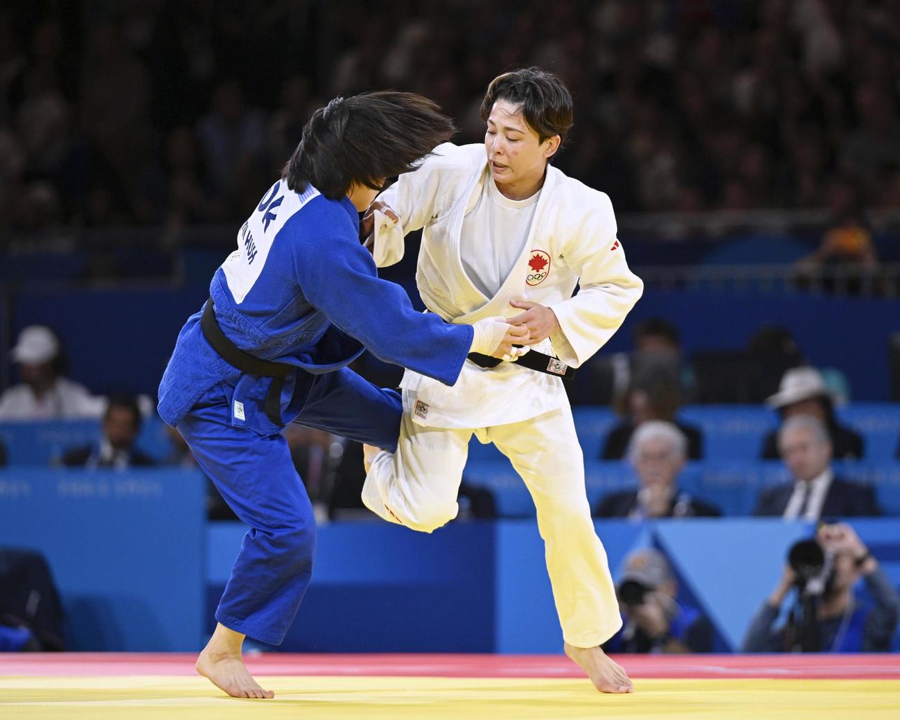 柔道女子57キロ級決勝　韓国の許海実（左）と対戦するカナダの出口クリスタ（共同）