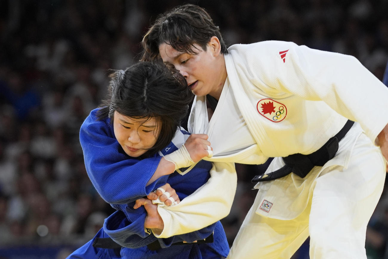 女子57キロ級決勝　金メダルを獲得した出口クリスタ（右）（AP)