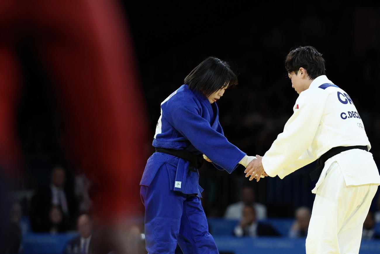女子57キロ級決勝戦を終え、握手を交わす韓国代表の許（左）とカナダ代表の出口（2024年7月29日撮影）
