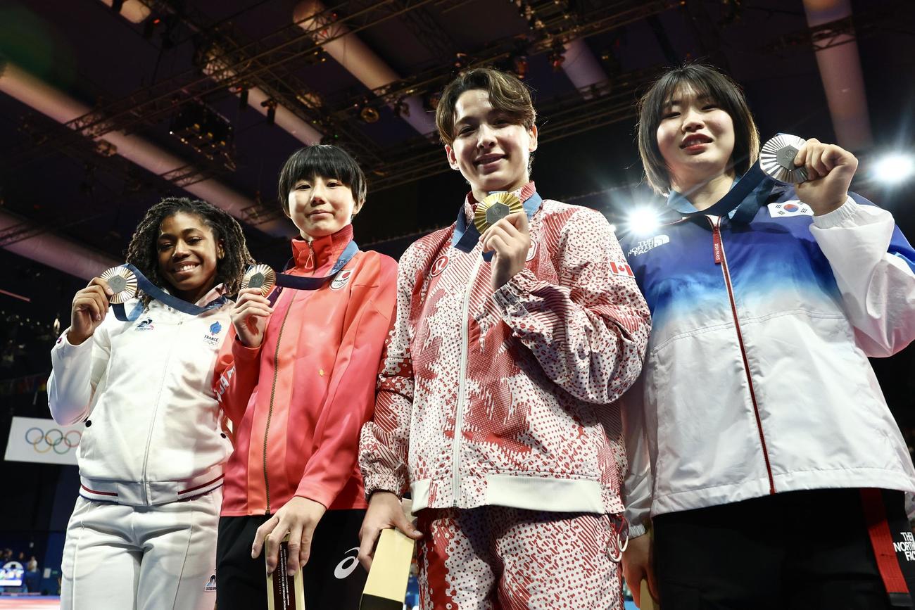 女子57キロ級決勝戦　メダルを手に写真に納まる、左から銅のサラレオニー・シシケ、舟久保、金の出口、銀の許（2024年7月29日撮影）