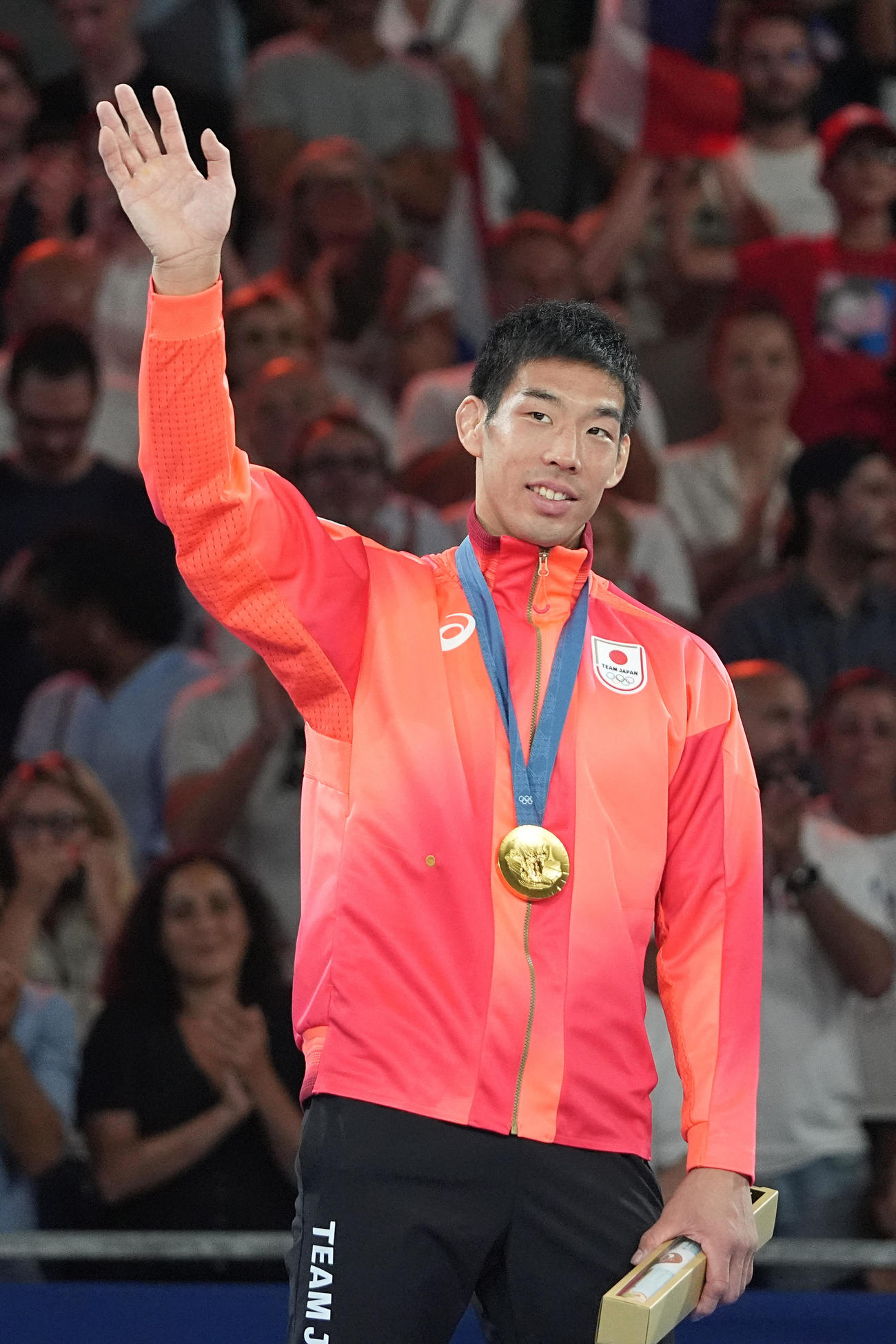 男子81キロ級決勝　表彰式で声援に応える永瀬（撮影・パオロ　ヌッチ）