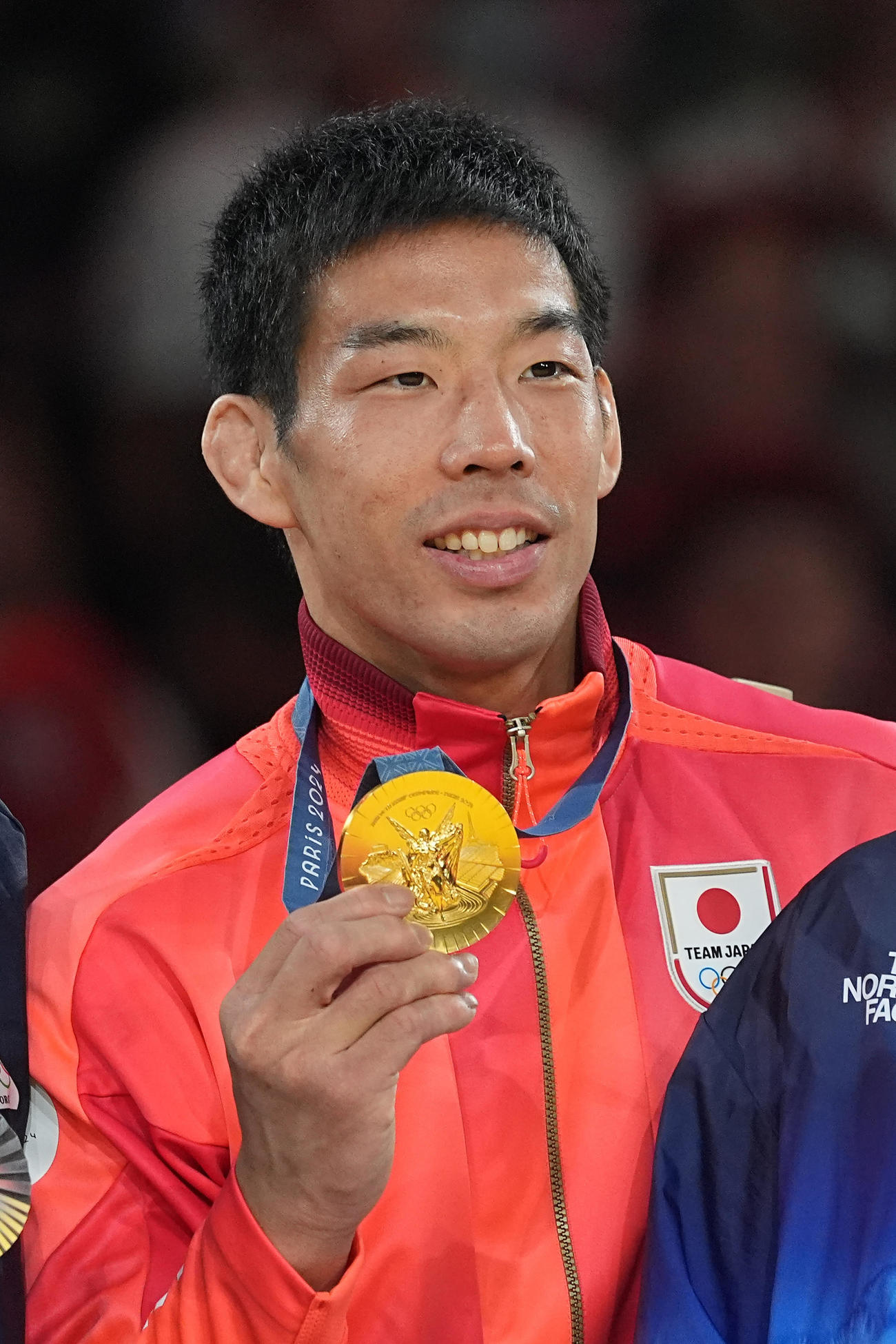 男子81キロ級決勝　金メダルを手に笑顔を見せる永瀬（撮影・パオロ　ヌッチ）