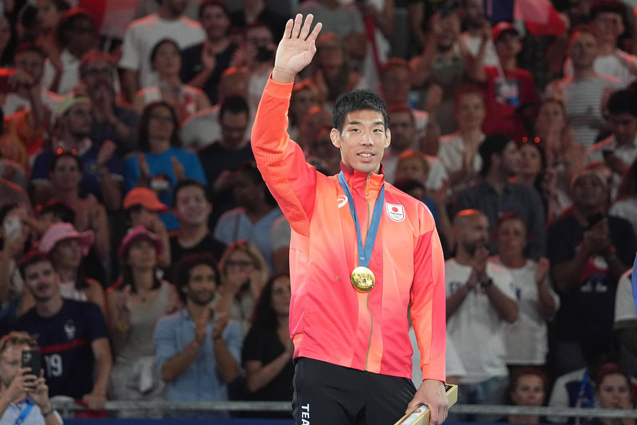 男子81キロ級決勝　表彰式で声援に応える永瀬（撮影・パオロ　ヌッチ）