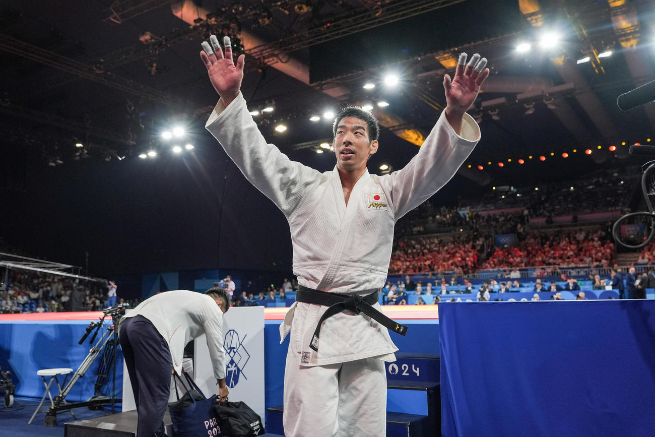 男子81キロ級決勝、タト・グリガラシビリを破り、2連覇を達成した永瀬は、観客席の声援に応える（撮影・パオロ　ヌッチ）