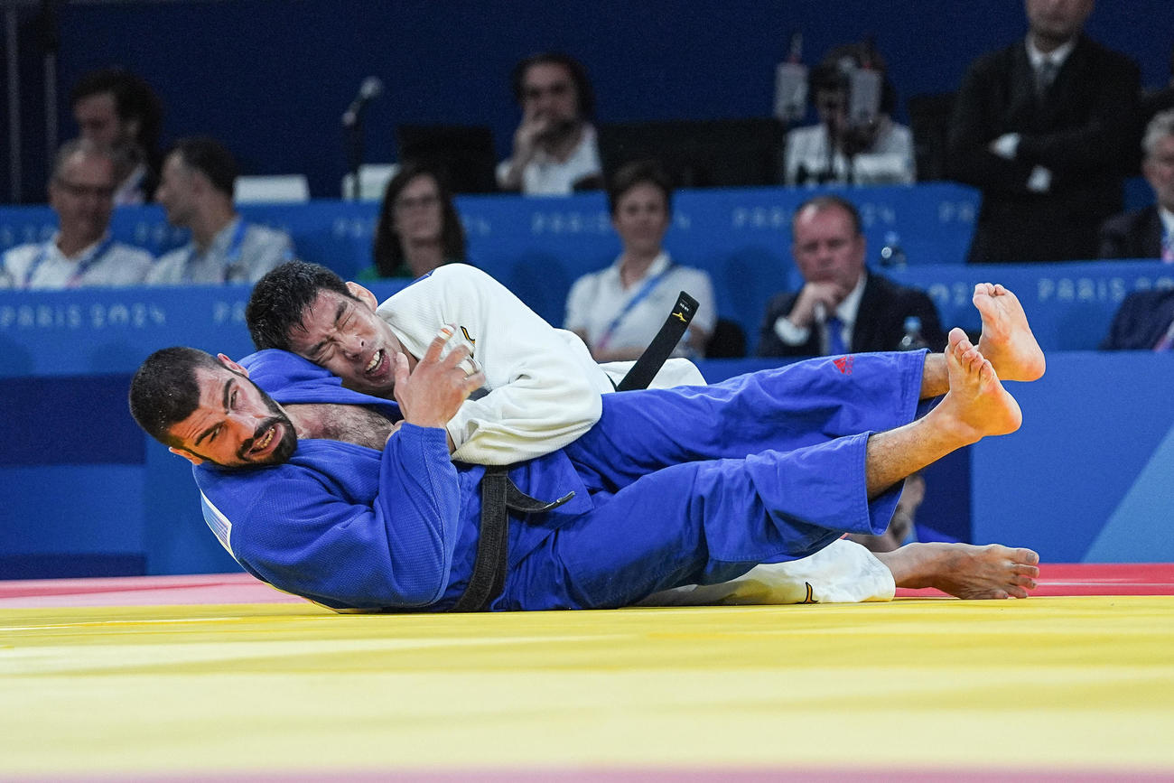 男子81キロ級決勝、グリガラシビリ（左）を攻める永瀬（撮影・パオロ　ヌッチ）