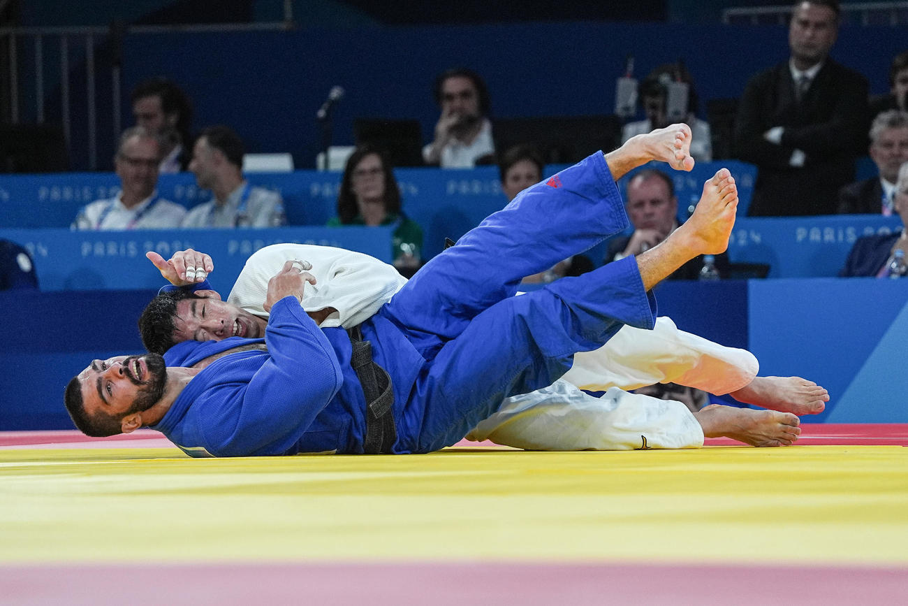 男子81キロ級決勝、グリガラシビリ（左）を攻める永瀬（撮影・パオロ　ヌッチ）