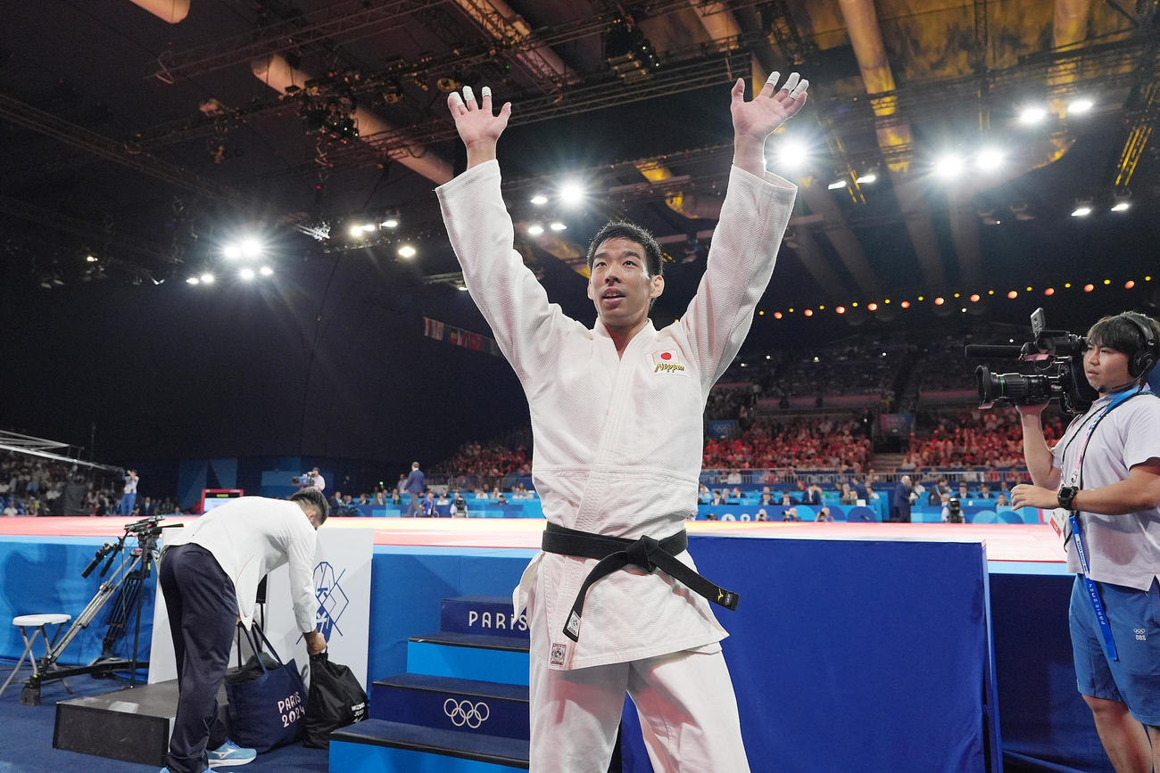 男子81キロ級決勝、タト・グリガラシビリを破り、2連覇を達成した永瀬は、観客席の声援に応える（撮影・パオロ　ヌッチ）