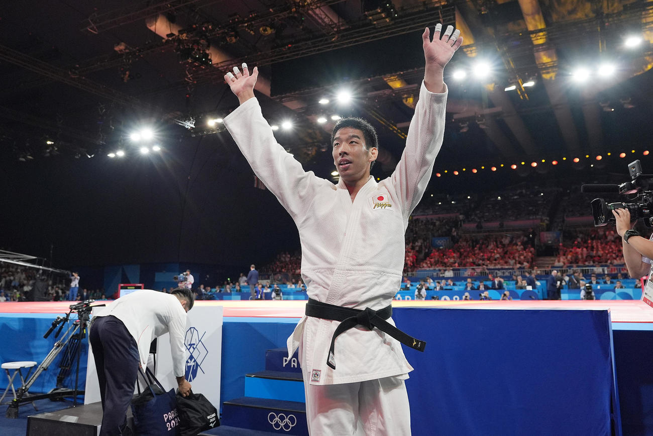 男子81キロ級決勝、タト・グリガラシビリを破り、2連覇を達成した永瀬は、観客席の声援に応える（撮影・パオロ　ヌッチ）