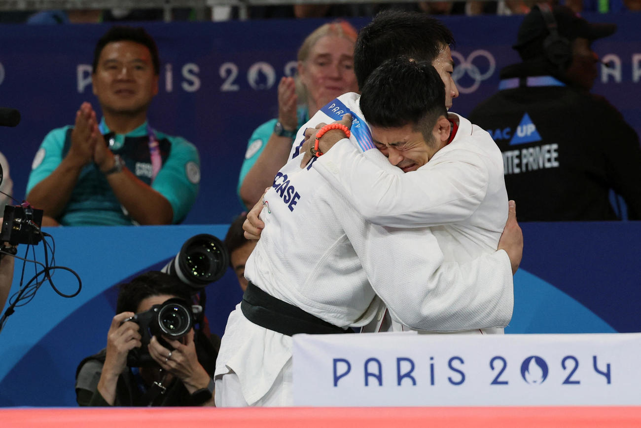 男子81キロ級決勝　連覇を達成しコーチと抱き合う永瀬貴規（ロイター）