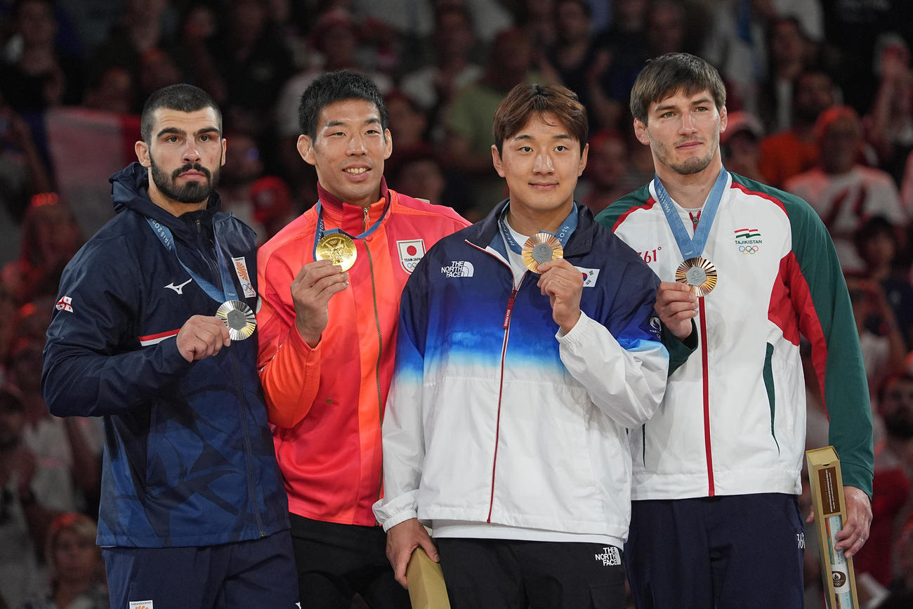 男子81キロ級決勝　表彰式でメダルを手に記念撮影に納まる、左から2位のグリガラシビリ、優勝した永瀬、3位の李俊奐、マフマドベコフ（撮影・パオロ　ヌッチ）
