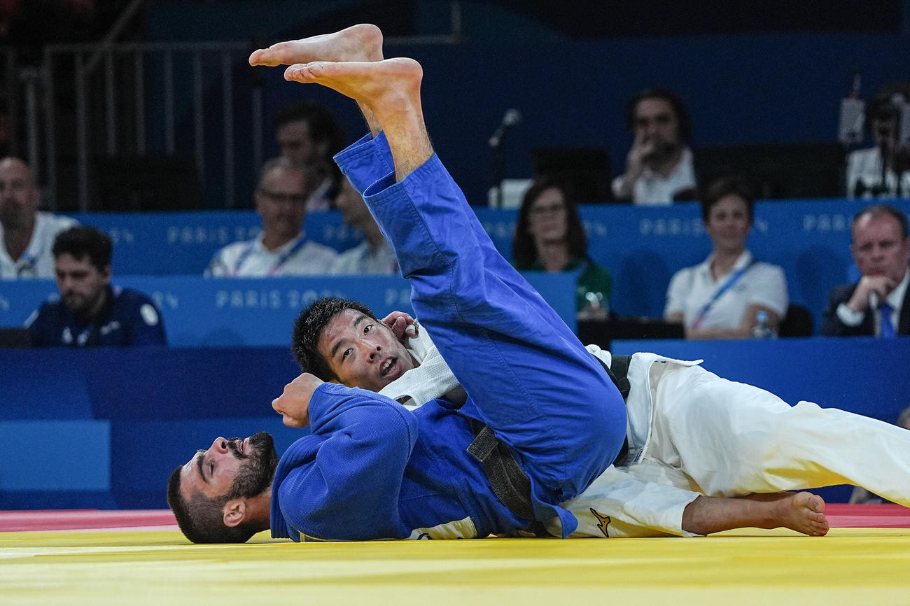 男子81キロ級決勝、グリガラシビリ（左）を攻める永瀬（撮影・パオロ　ヌッチ）