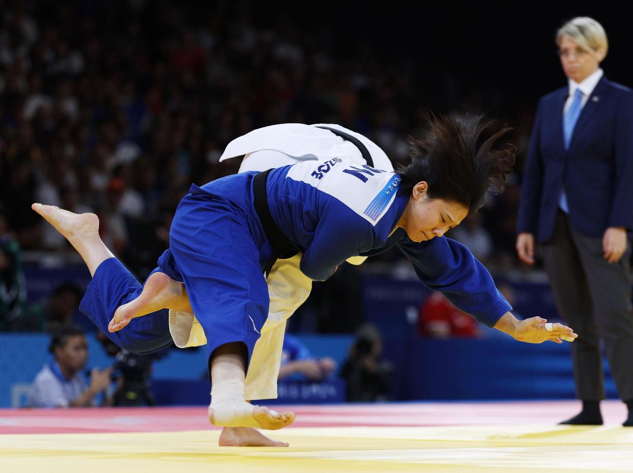 女子70キロ級準々決勝　オランダ選手の攻めをこらえる新添左季（共同）