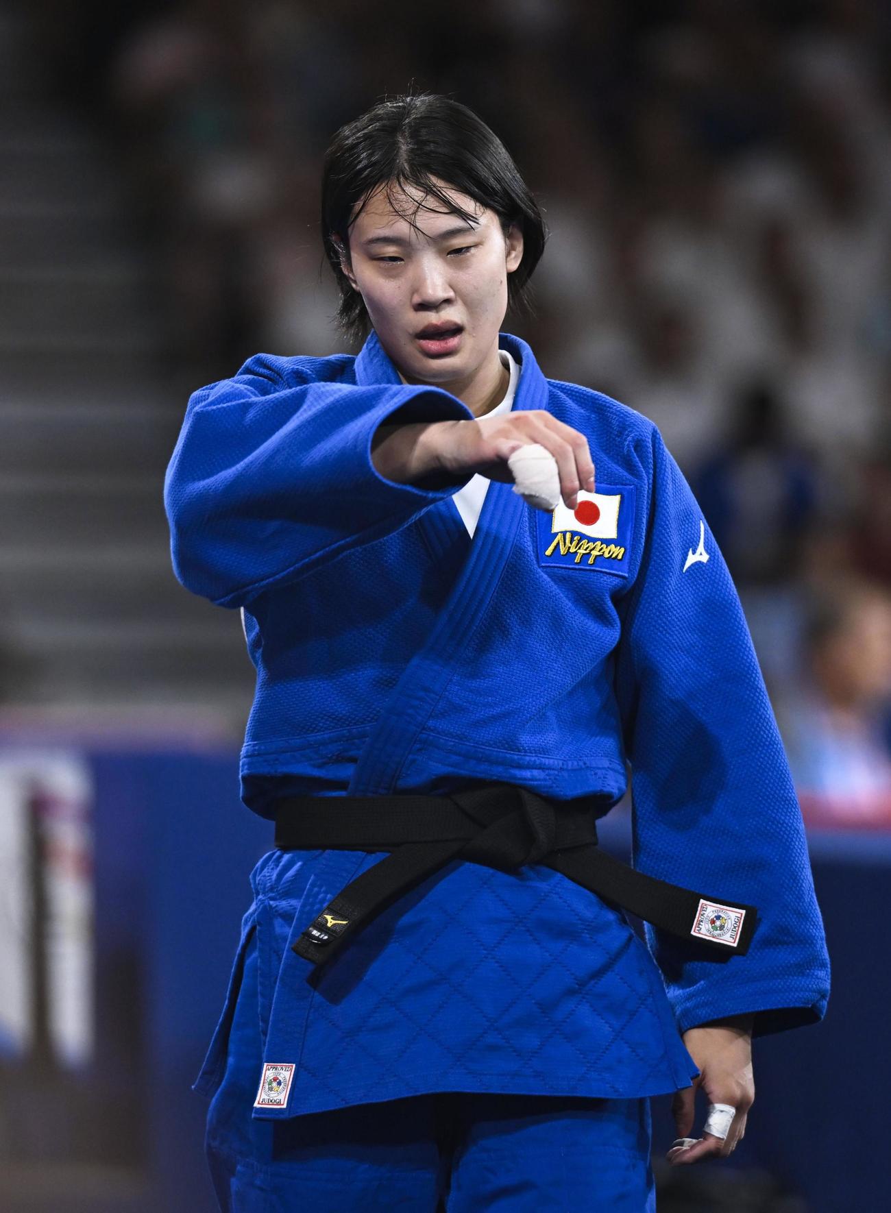 女子70 キロ 級敗者復活戦でスペイン選手に敗れ、引き揚げる新添左季（共同）
