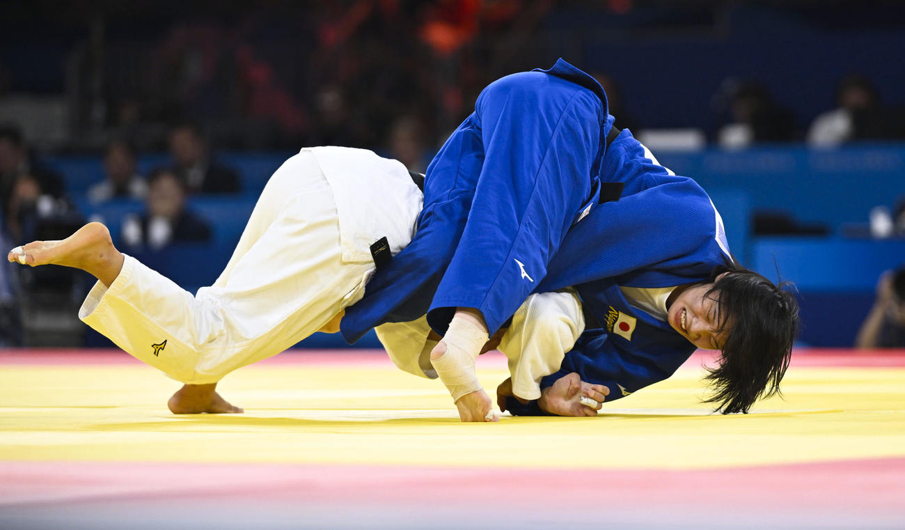 女子70 キロ 級敗者復活戦　スペイン選手に攻められる新添左季（共同）