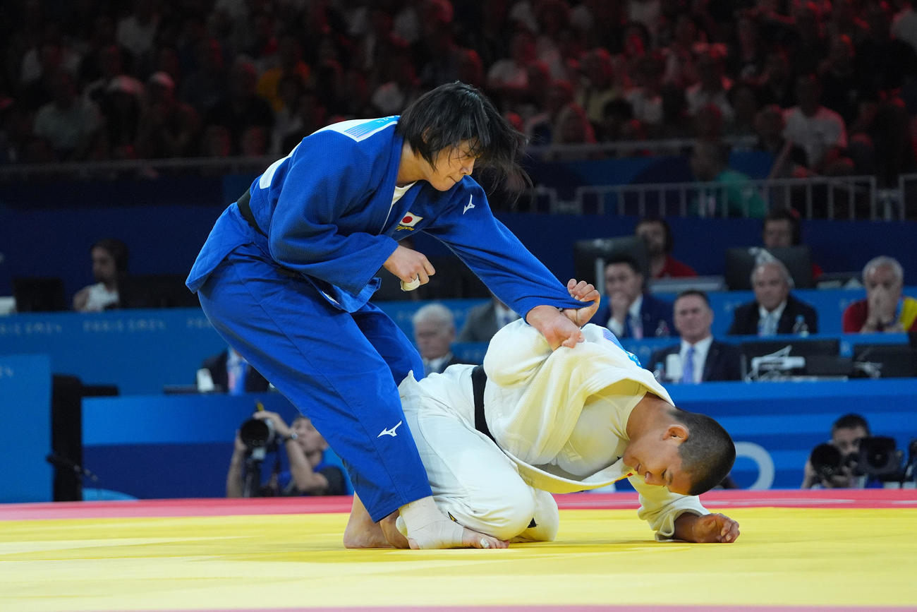 パリ五輪　女子70キロ級敗者復活戦　アイ・ツノダ（右）と対戦する新添左季