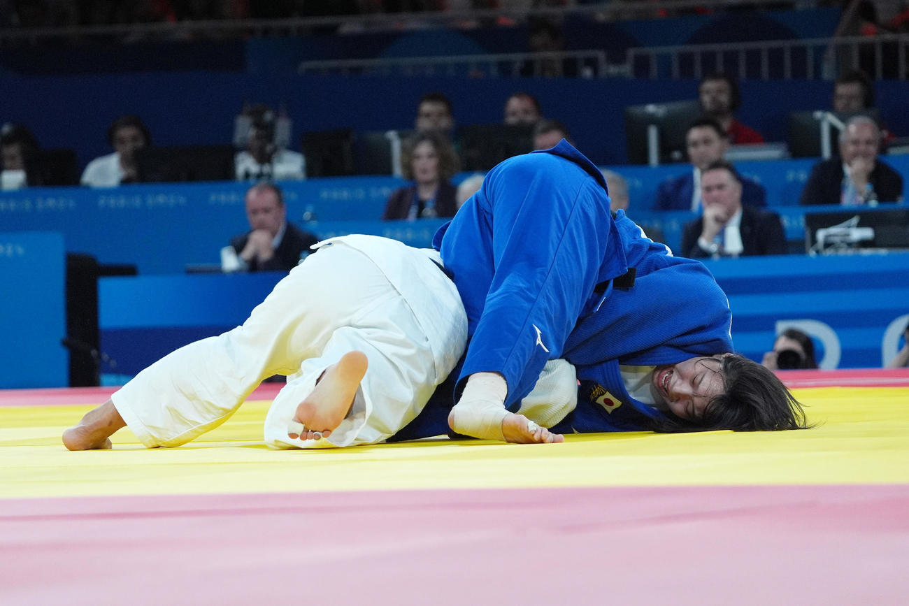 パリ五輪　女子70キロ級敗者復活戦　アイ・ツノダ（左）と対戦する新添左季