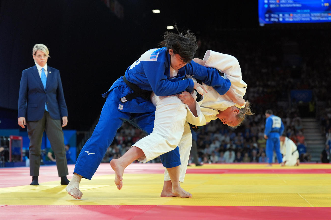 女子70キロ級準々決勝　ファンダイケ（右）に敗れる新添（撮影・パオロ　ヌッチ）
