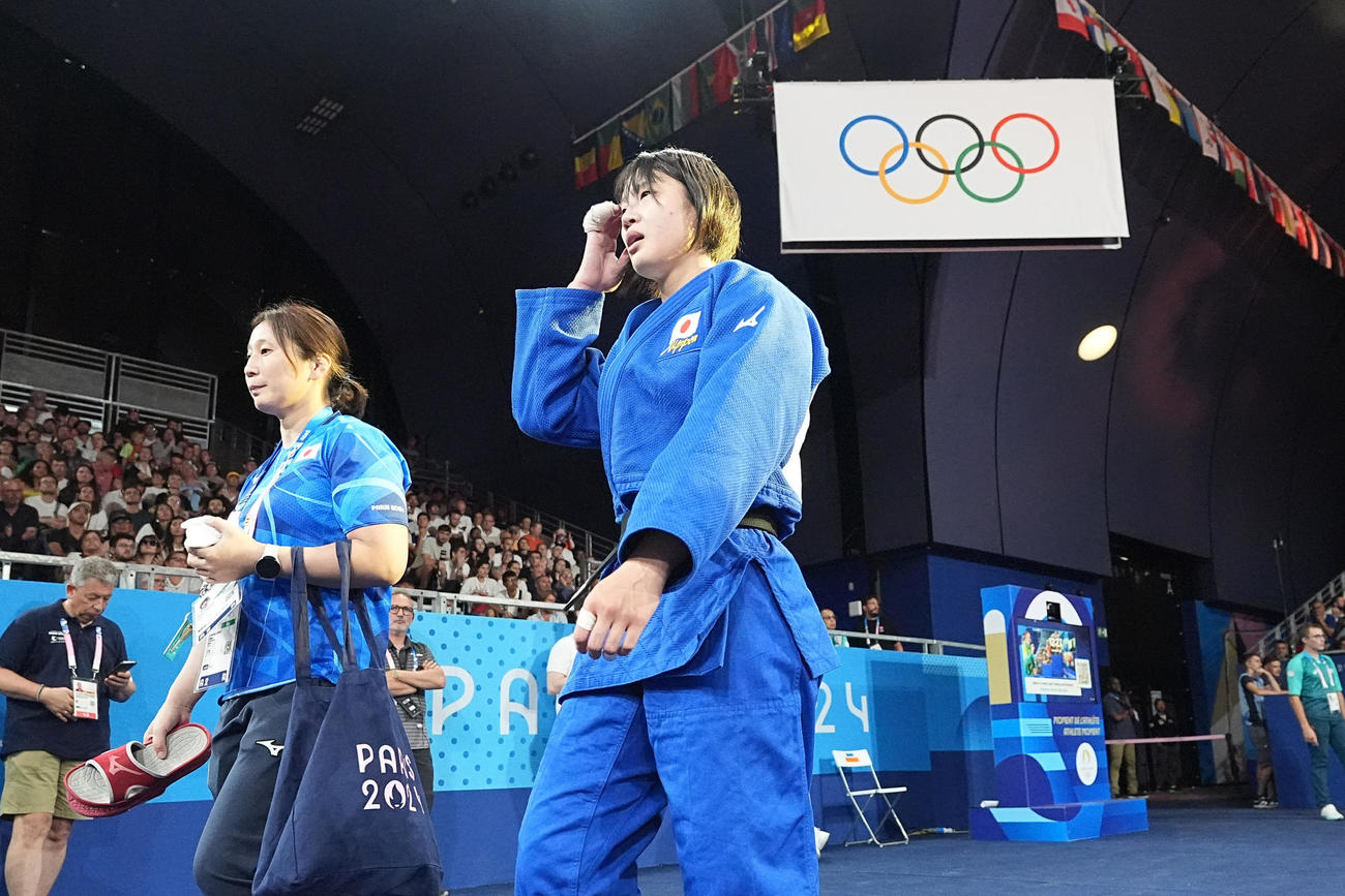 女子70キロ級準々決勝　サネ・ファンダイケ（右）に敗れ、引き揚げる新添左季（撮影・パオロ　ヌッチ）