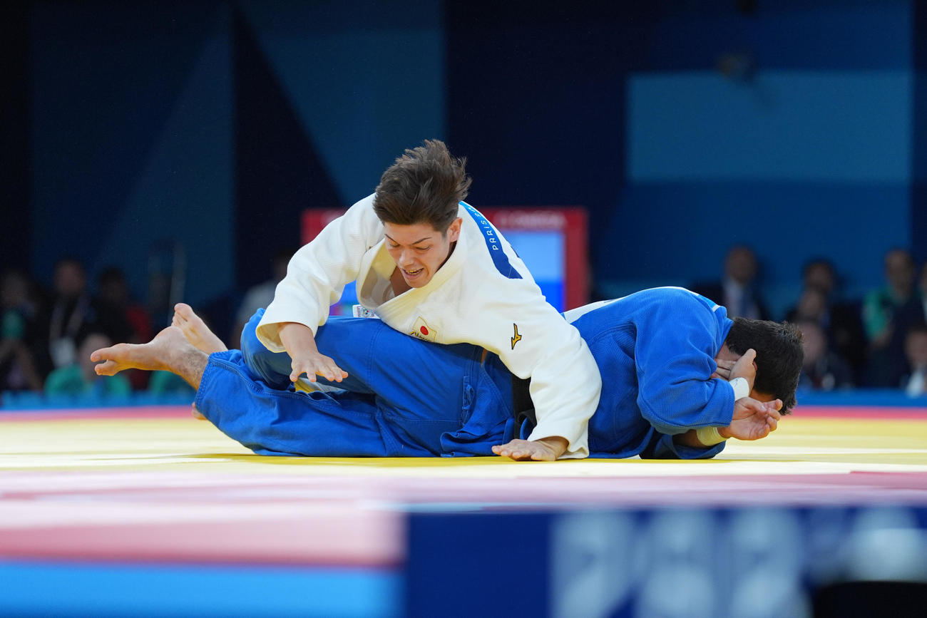 パリ五輪　男子90キロ級準々決勝　アラム・グリゴリアン（右）を攻める村尾三四郎