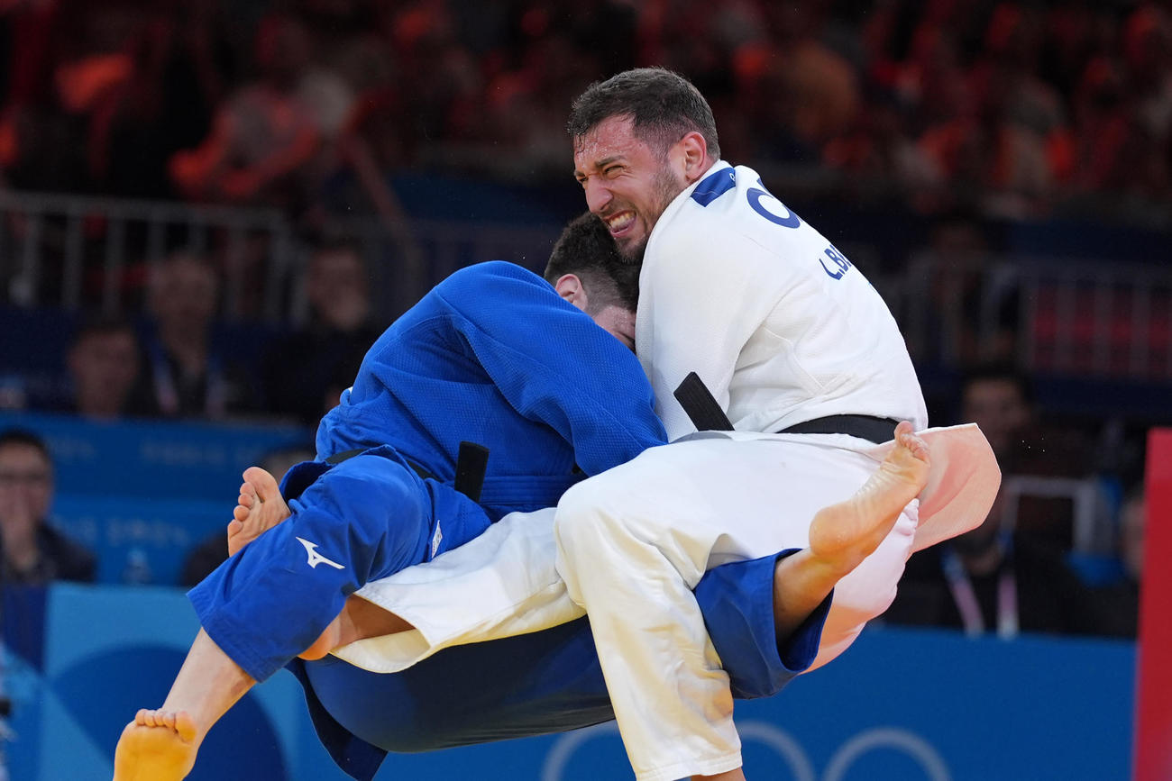 パリ五輪　男子90キロ級決勝　ラシャ・ベカウリ（右）と激しく組み合う村尾三四郎