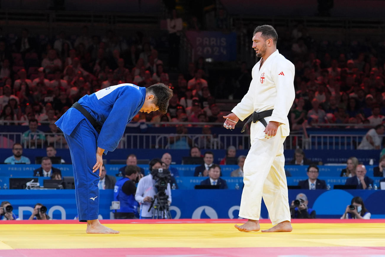 パリ五輪　男子90キロ級決勝　ラシャ・ベカウリ（中央）に敗れ、ひざに手をつき、悔しがる村尾三四郎（撮影・PNP）