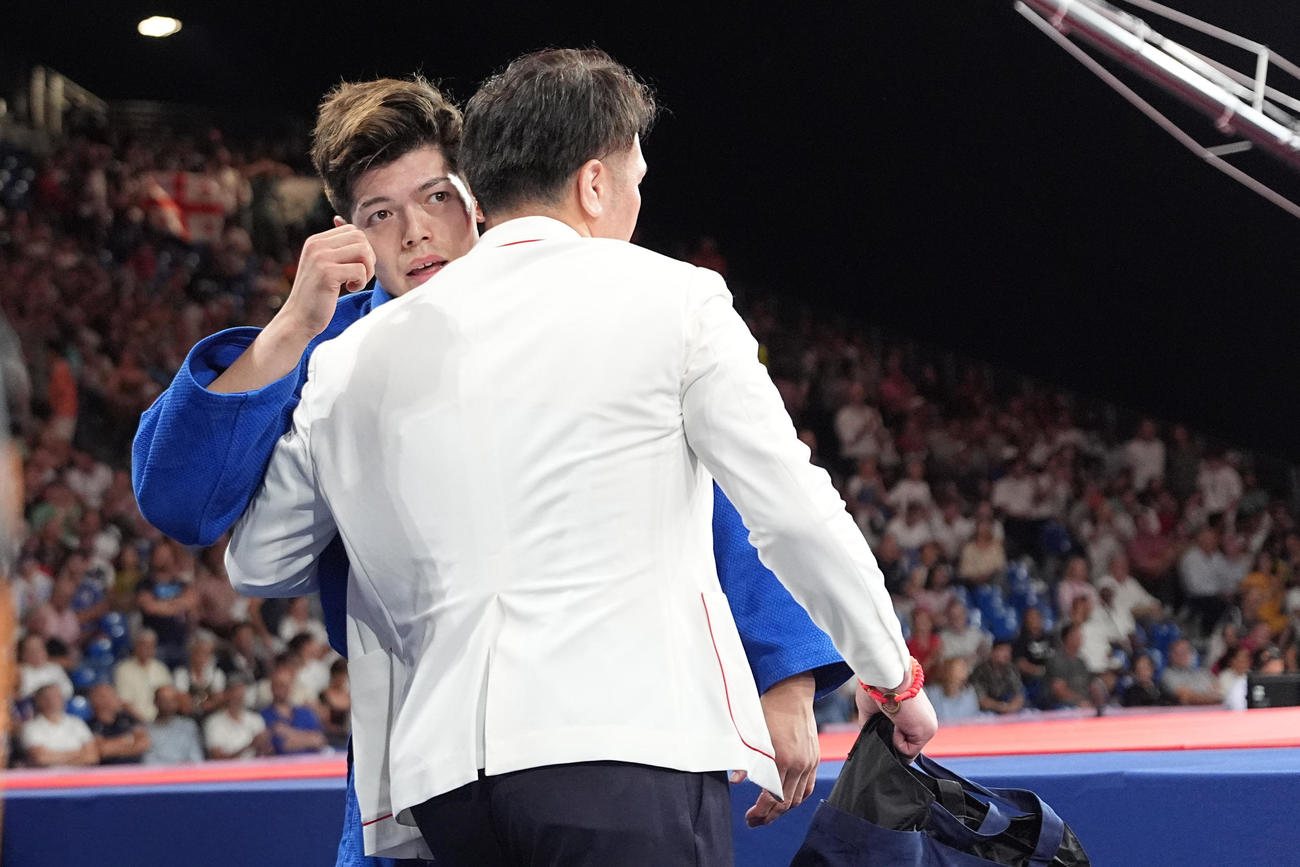 男子90キロ級決勝　ラシャ・ベカウリに敗れ、悔しがる村尾三四郎（後方）（撮影・ＰＮＰ）
